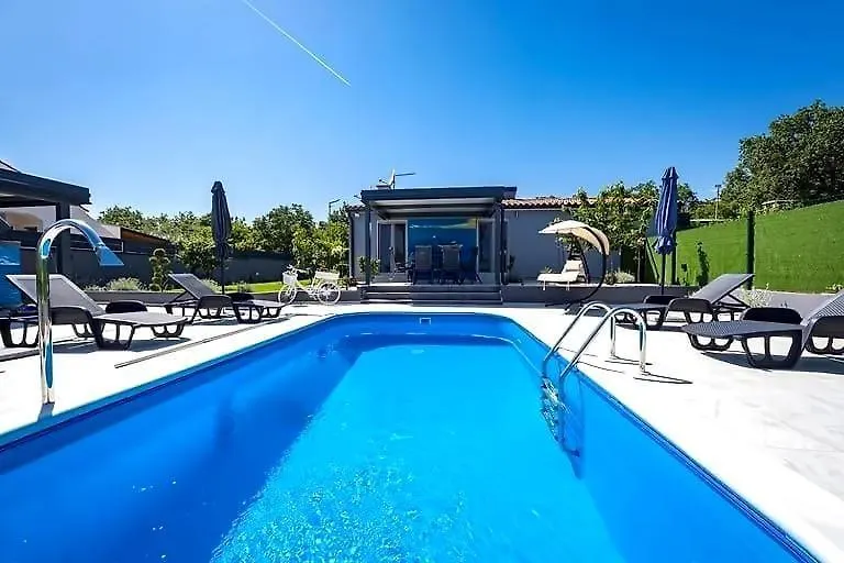 House With A Heated Pool And A Jacuzzi Villa Fazana Croatia